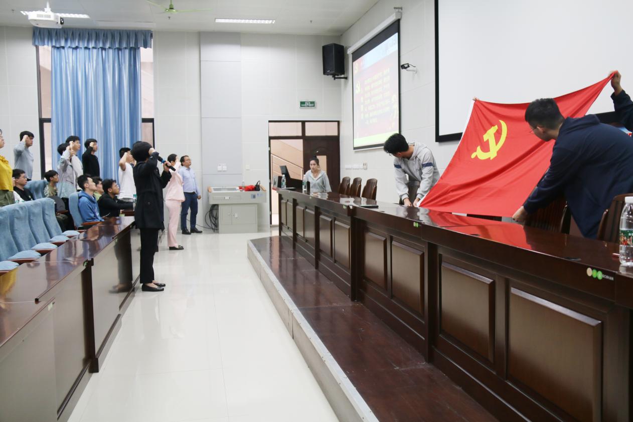 與會成員進(jìn)行宣誓